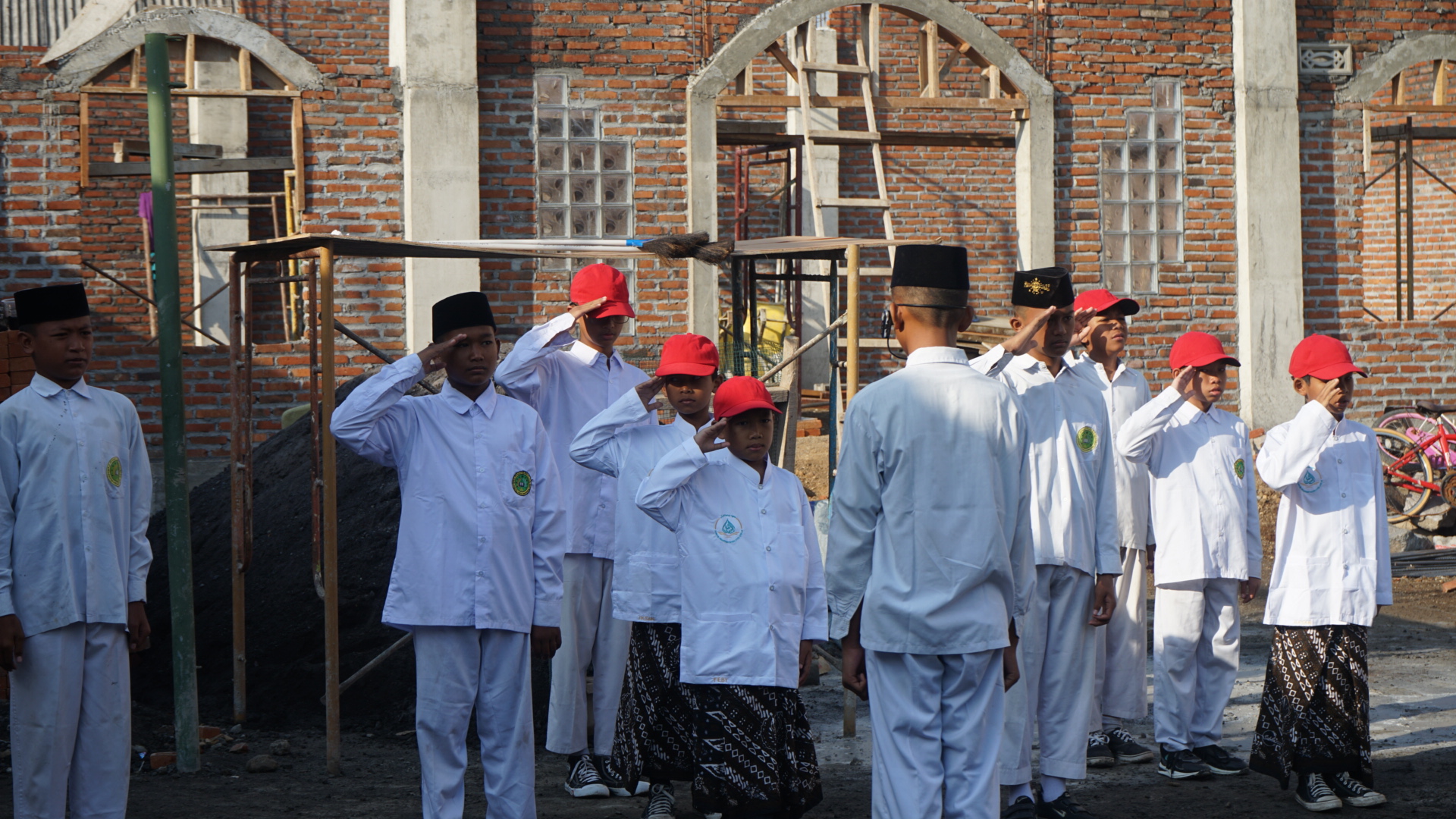 Gambar: MTs Tahfidh Roudlotul Qur’an Gelar Upacara Peringatan HUT ke-80 RI