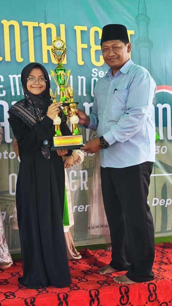 Gambar: Juara 1 lomba Pidato Bahasa Arab