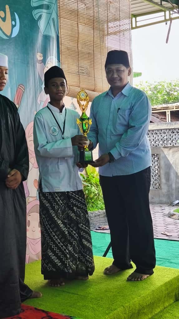 Gambar: Juara Harapan 1 lomba pidato Bahasa Arab 2025